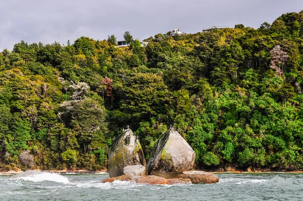 Split apple rock v Abel Tasman National Park, Nový Zéland — Stock fotografie