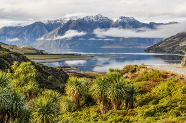 Wanaka Güney göllerde, Yeni Zelanda yakınındaki yalan bulutlar düşük
