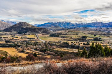Güney göllerde Queenstown yakınlarındaki Crown aralığı yolu içindeki görünümler,