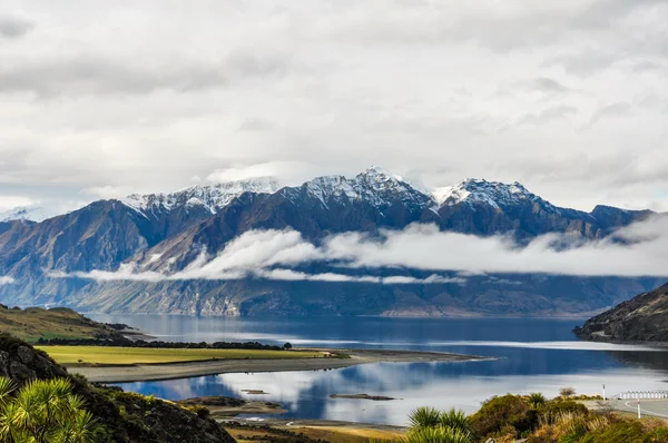 Wanaka Güney göllerde, Yeni Zelanda yakınındaki yalan bulutlar düşük