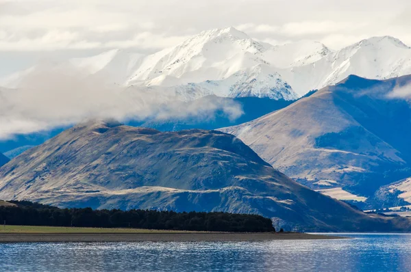 Sjön och snöiga toppar nära Wanaka i södra sjöar, Nya Zeeland — Stockfoto