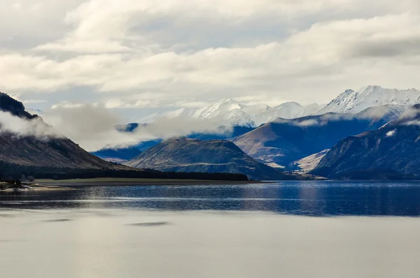 Sjön och snöiga toppar nära Wanaka i södra sjöar, Nya Zeeland — Stockfoto