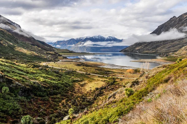 Molnen ligger lågt nära Wanaka i södra sjöar, Nya Zeeland — Stockfoto