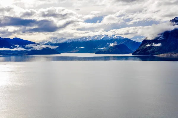 Lake en besneeuwde bergtoppen in de buurt van Wanaka in zuidelijke meren, Nieuw-Zeeland — Stockfoto