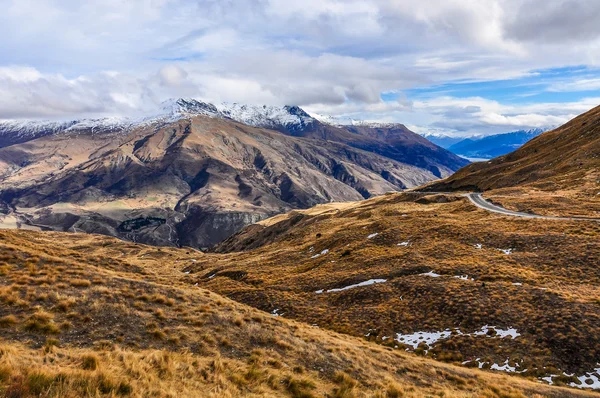 Crown Range Road w pobliżu Queenstown w południowych jeziorach, Nowa Zelandia — Zdjęcie stockowe