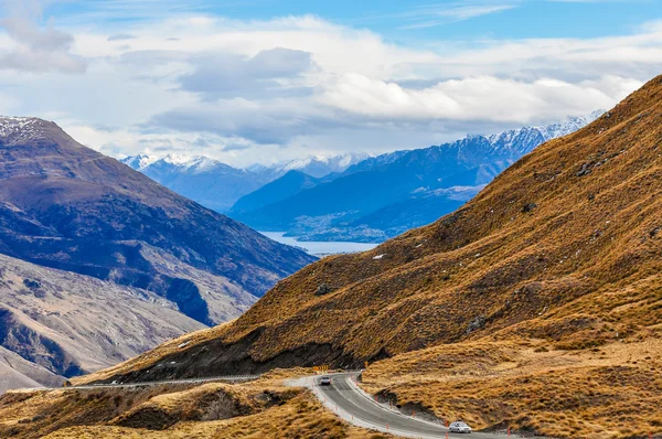 Crown Range Road w pobliżu Queenstown w południowych jeziorach, Nowa Zelandia — Zdjęcie stockowe