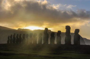 Ahu Tongariki Paskalya Adası, Şili'deki güneş doğarken