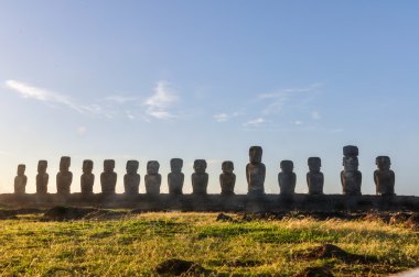 15 Moais görünümü, Ahu Tongariki, Easter Island, Şili