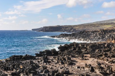Sahil yakınındaki Ahu Tahai, Paskalya Adası, Şili