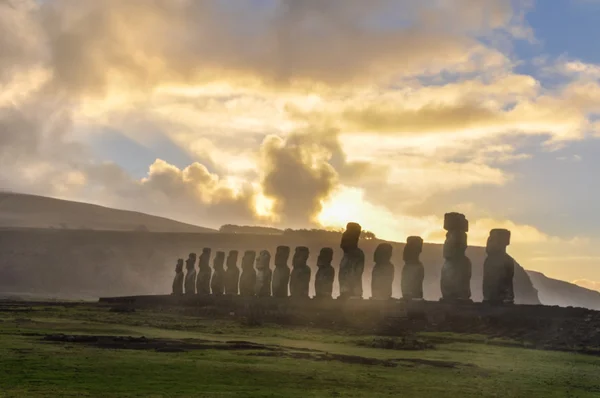 Wschód Słońca w Ahu Tongariki w Easter Island, Chile — Zdjęcie stockowe