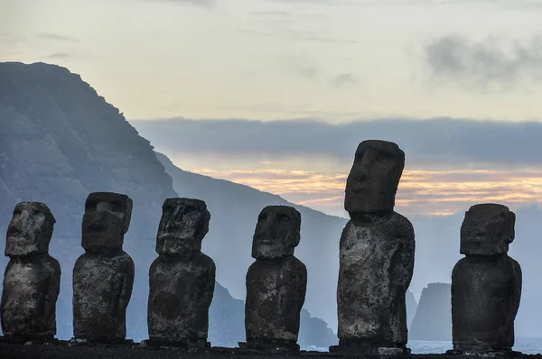 Wschód Słońca w Ahu Tongariki w Easter Island, Chile — Zdjęcie stockowe
