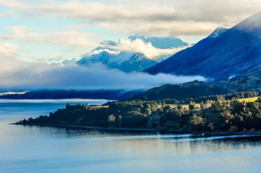 Bulutlar üzerinde göl Glenorchy, Yeni Zelanda