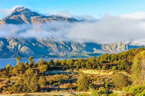 Nuages bas dans les montagnes à Glenorchy, Nouvelle-Zélande — Photo