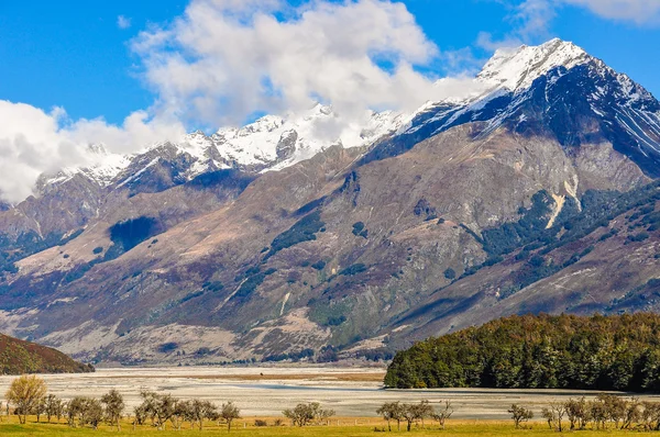 Farbenfrohe Berge im glorreichen Neuseeland — Stockfoto