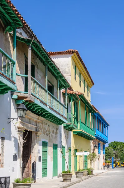 Színes erkéllyel, la Habana Vieja, Kuba — Stock Fotó