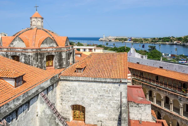 Καθεδρικός στέγη στη la Habana Vieja, Κούβα — Φωτογραφία Αρχείου