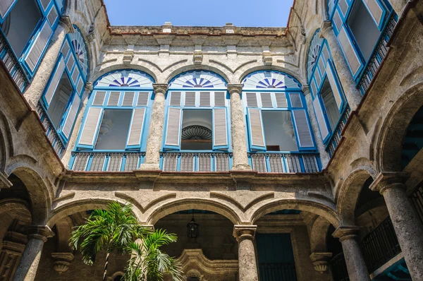 Patio de edificio colonial, Habana Vieja, Cuba —  Fotos de Stock