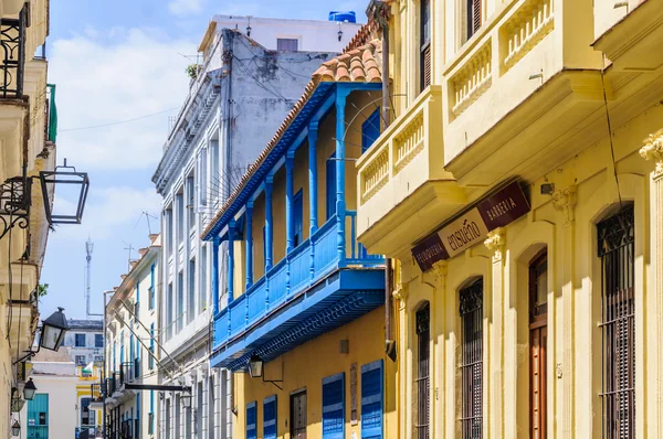 Varandas coloridas em Ciudad de La Habana, Cuba — Fotografia de Stock