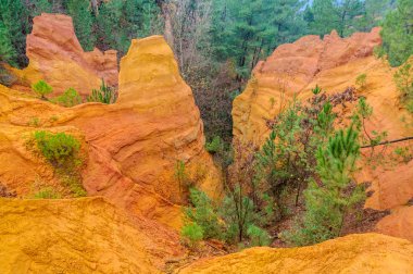Renkli kaya oluşumları Roussillon, Provence, Fransa