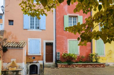 Roussillon, Provence, Fransa için renkli evleri