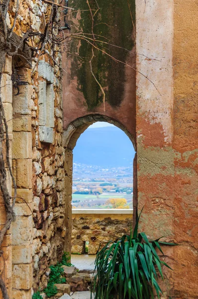 Вигляд через вікно в Руссільйон, в Провансі, Франція — стокове фото
