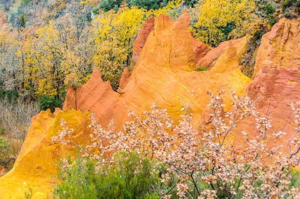 Färgglada klippor i franska Colorado, Provence, Frankrike — Stockfoto