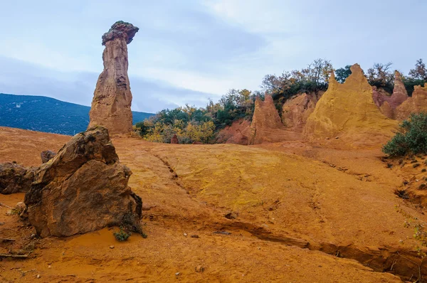 Ockra klippformationer i franska Colorado, Provence, Frankrike — Stockfoto