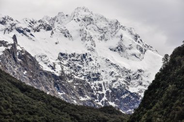Karlı dağ üzerinde Milford Road, Yeni Zelanda