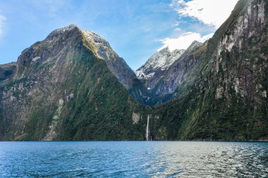 Yaklaşan bir şelale Milford ses, Yeni Zelanda