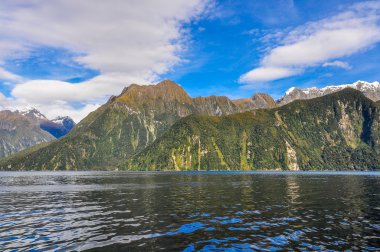 Mountaineous manzara Milford ses, Yeni Zelanda