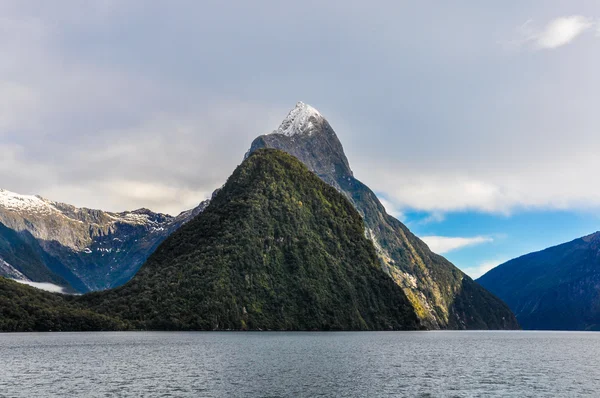 Le pic Mitre dans le détroit de Milford, Nouvelle-Zélande — Photo