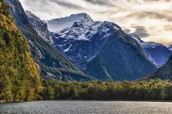 Snowy mountain w Milford Sound, Nowa Zelandia — Zdjęcie stockowe