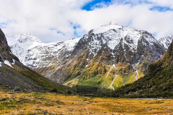Snötäckta berg i Milford Road, Nya Zeeland — Stockfoto