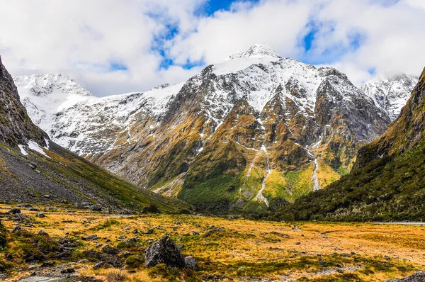 雪に覆われた山で、ミルフォード ・ ロード、ニュージーランド — ストック写真