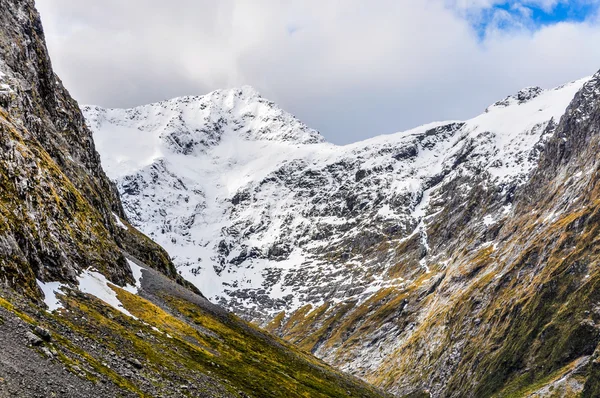 Montañas nevadas en Milford Road, Nueva Zelanda — Foto de Stock