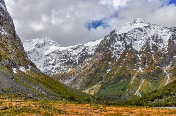 Snowy góry w Milford Road, Nowa Zelandia — Zdjęcie stockowe