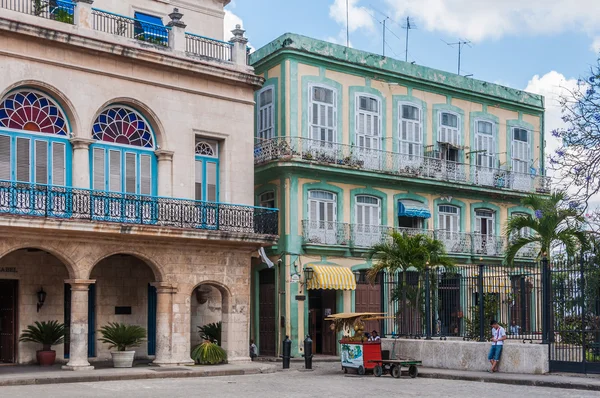 Edifícios coloniais antigos em La Habana, Cuba — Fotografia de Stock