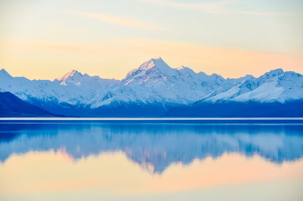Reflexión al atardecer en Mount Cook en Nueva Zelanda —  Fotos de Stock
