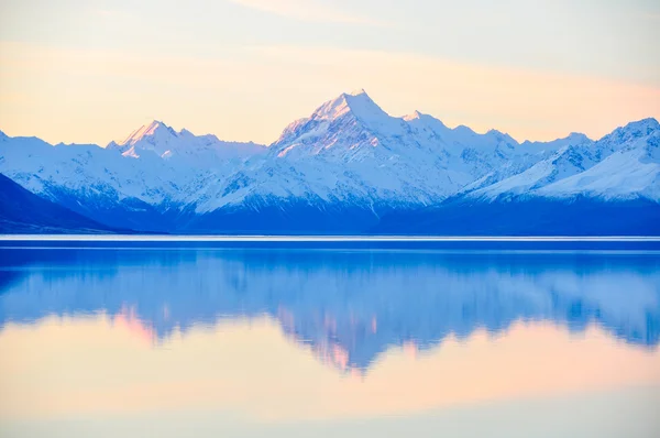 Zonsondergang weerspiegeling op Mount Cook in Nieuw-Zeeland — Stockfoto