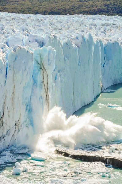 落下的冰块，Perito Moreno 冰川阿根廷 — 图库照片