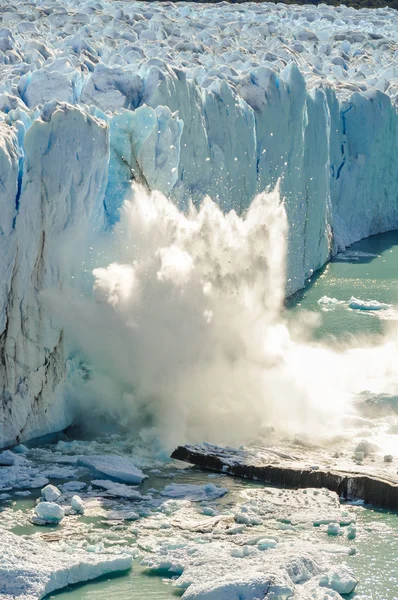 落下的冰块，Perito Moreno 冰川阿根廷 — 图库照片