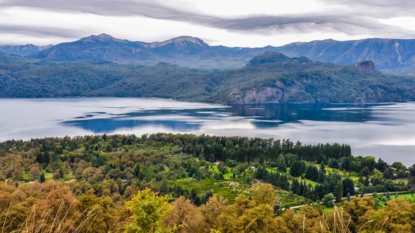 Vista al lago, Camino de los Siete Lagos, Argentina — Foto de Stock