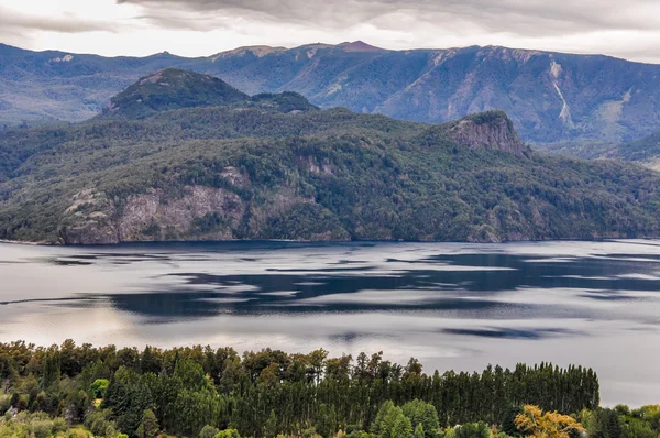 Vista al lago, Camino de los Siete Lagos, Argentina — Foto de Stock