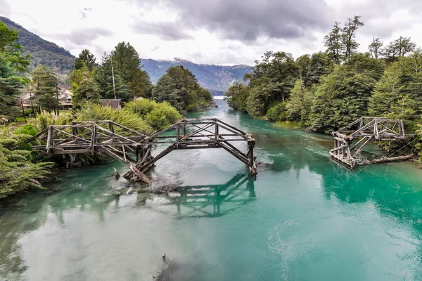 放棄された橋、7 つの湖、アルゼンチンの道路 — ストック写真