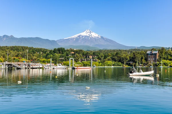 Reflexão do Vulcão Villarrica, Pucon, Chile — Fotografia de Stock