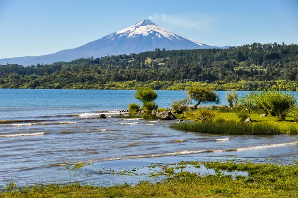 Weergave van het roken Villarrica vulkaan, Villarrica, Chili — Stockfoto