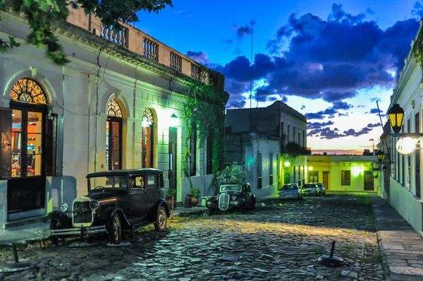 Kvällen lampor i Colonia del Sacramento, Uruguay — Stockfoto