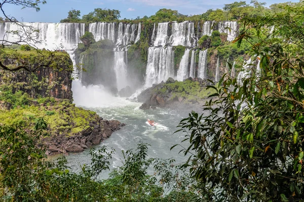 Boten rond Iguazu Falls, Argentinië — Stockfoto