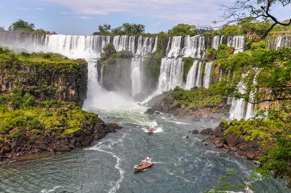 Båtar runt Iguazu Falls, Argentina — Stockfoto