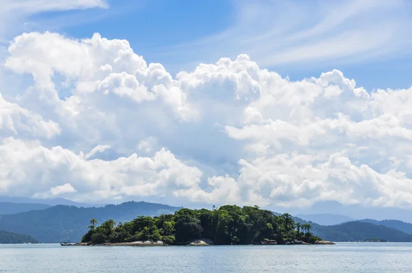 Een eiland dicht bij Paraty, Brazil — Stockfoto
